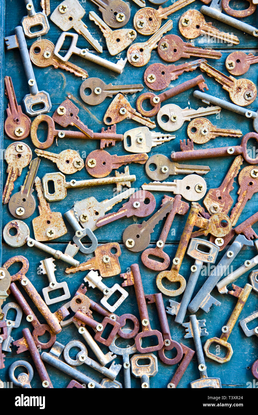 Righe di vecchie sedie vuote in piazza, Vaticano Foto Stock