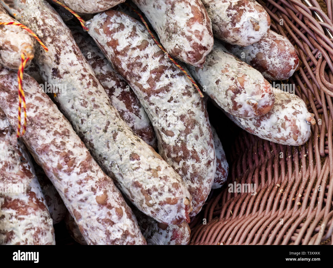 Fumato salsiccia di cinghiale in un cestello Foto Stock