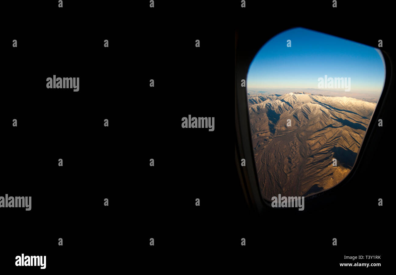 Paesaggio roccioso visto dalla finestra di aeroplano Foto Stock