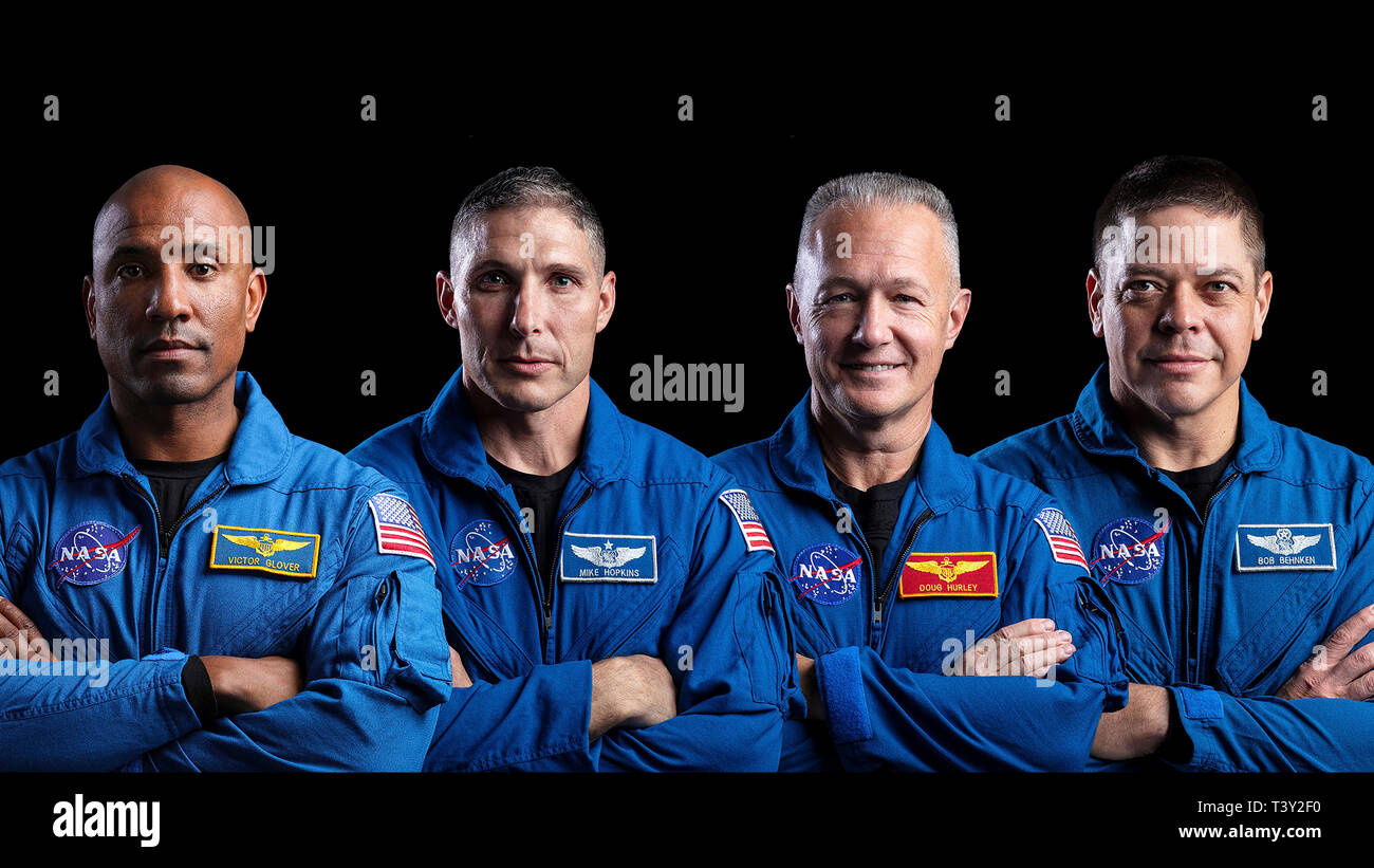 SpaceX astronauti da sinistra a destra: Victor Glover, Mike Hopkins, Doug Hurley e Bob Behnken pone insieme nella loro blue NASA tuta di volo il 7 novembre 2018. Foto Stock