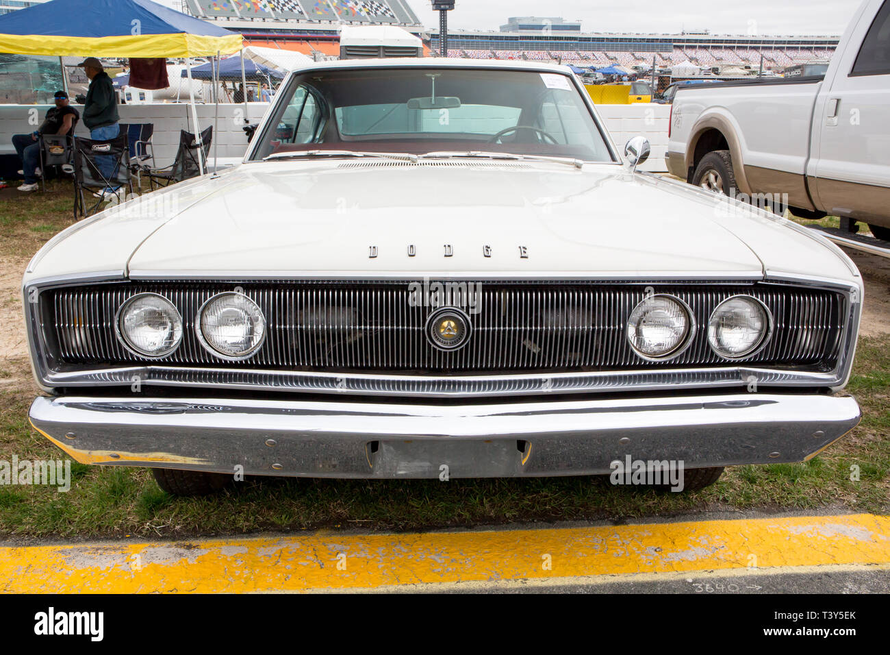 CONCORD, NC (USA) - Aprile 6, 2019: un 1966 Dodge Charger automobile sul display in Pennzoil AutoFair Classic Car Show a Charlotte Motor Speedway. Foto Stock