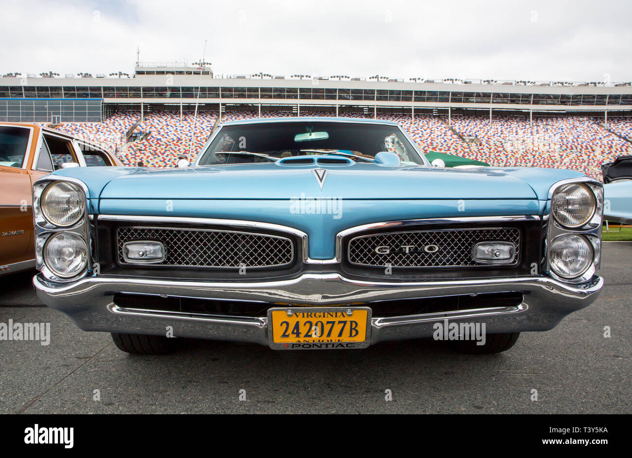 CONCORD, NC (USA) - Aprile 6, 2019: UN 1967 Pontiac GTO automobile sul display in Pennzoil AutoFair Classic Car Show a Charlotte Motor Speedway. Foto Stock