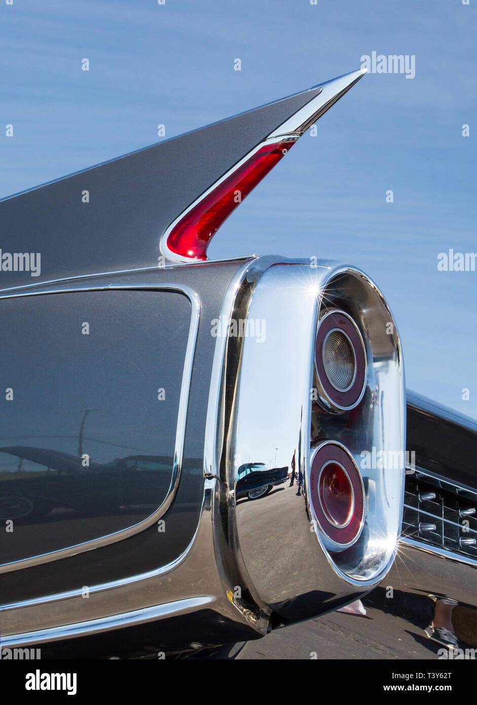 CONCORD, NC (USA) - Aprile 6, 2019: UN 1960 Cadillac Eldorado Biarritz automobile sul display in Pennzoil AutoFair Classic Car Show a Charlotte Mot Foto Stock