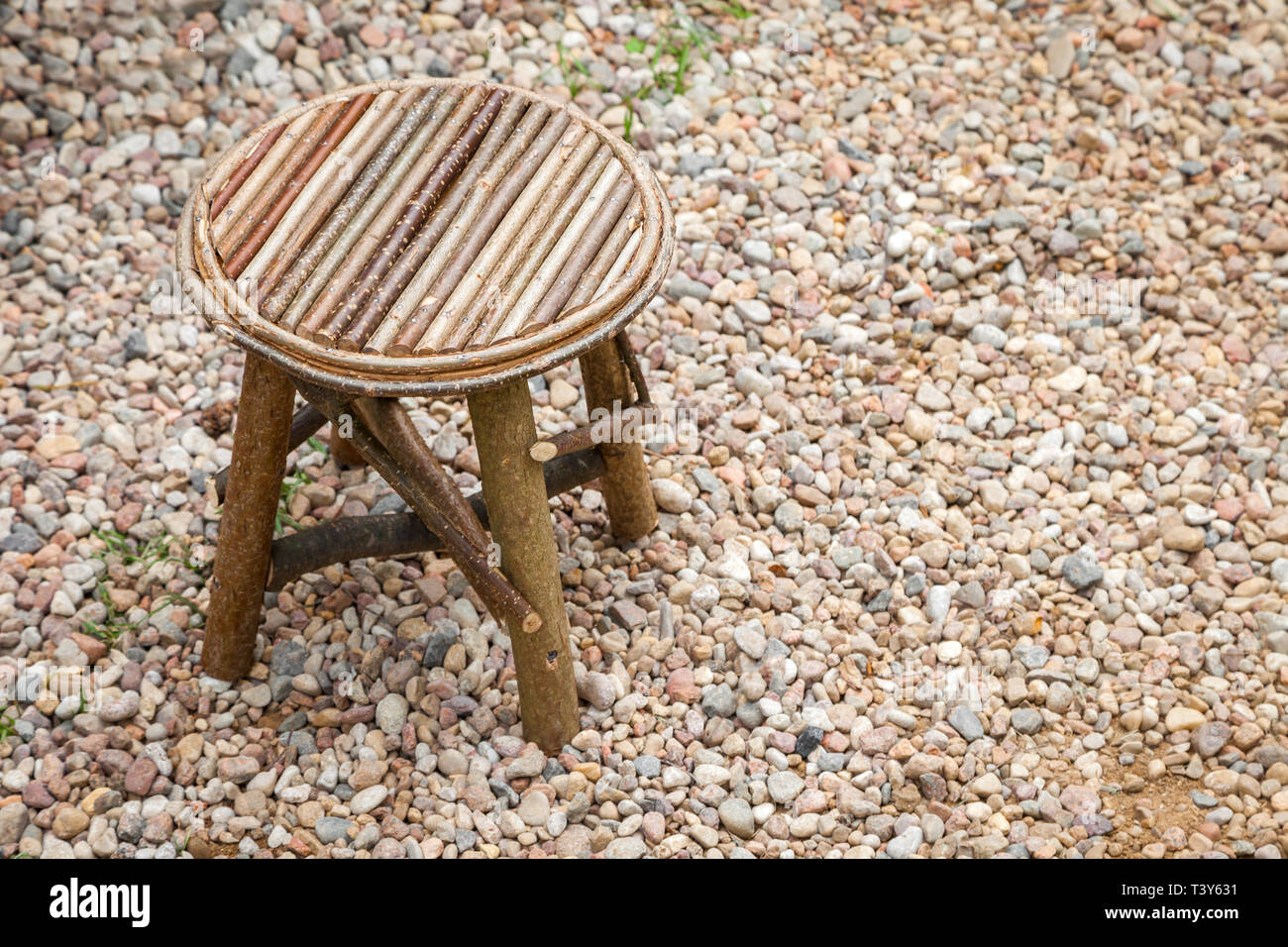 Rustico semplice sedia in legno. Sgabello retrò su sfondo Sassifraga aranciata. Foto Stock