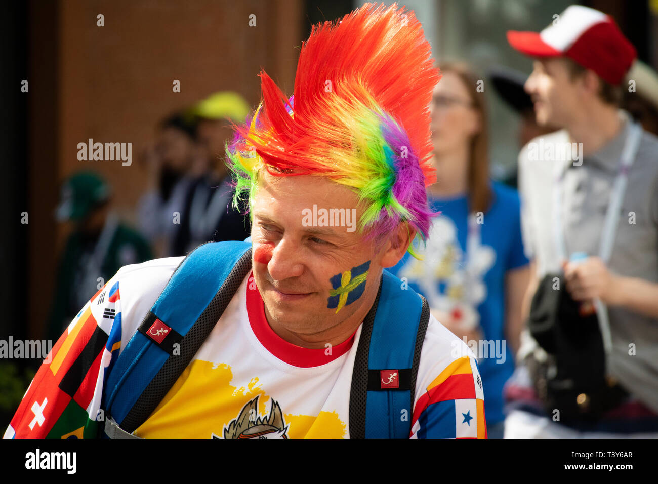 Voce maschile appassionato di calcio in svedese football shirt indossando variopinti punk-style wig - Coppa del Mondo FIFA Russia 2018 Messico v Svezia, Ekaterinburg Foto Stock