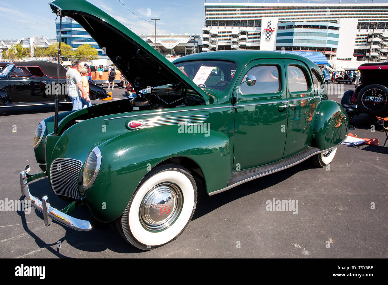 CONCORD, NC (USA) - Aprile 6, 2019: UN 1938 Lincoln Zephyr automobile sul display in Pennzoil AutoFair Classic Car Show a Charlotte Motor Speedway. Foto Stock