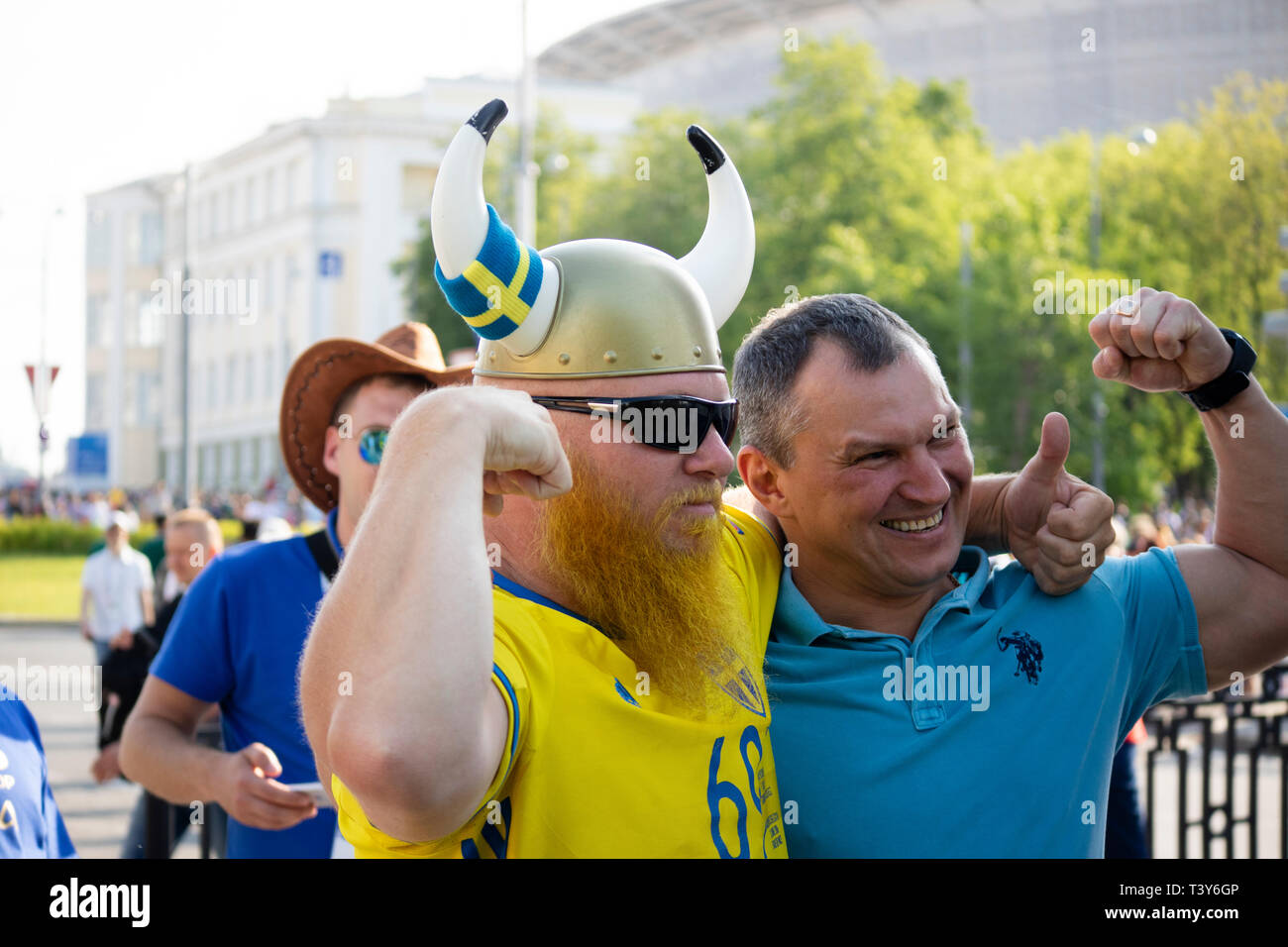 Maschio svedese appassionato di calcio con il Viking casco tromba dà Thumbs up con ventola russo - Coppa del Mondo FIFA Russia 2018 Messico v Svezia, Ekaterinburg Foto Stock