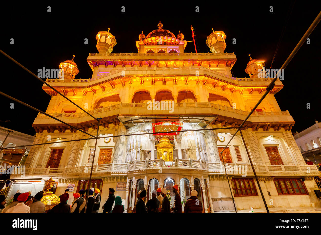 Sri Akal Takhat Sahib nel Tempio d'oro di Amritsar, il più sacro luogo di pellegrinaggio del sikhismo, Amritsar Punjab, India, illuminata di notte Foto Stock