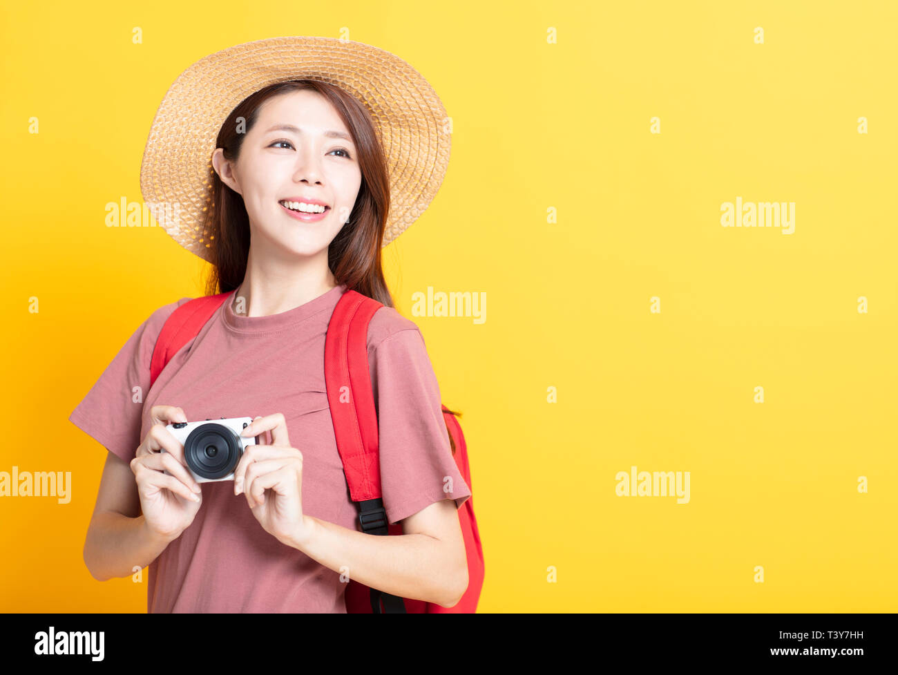 Felice giovane donna in estate hat e tenere la fotocamera Foto Stock