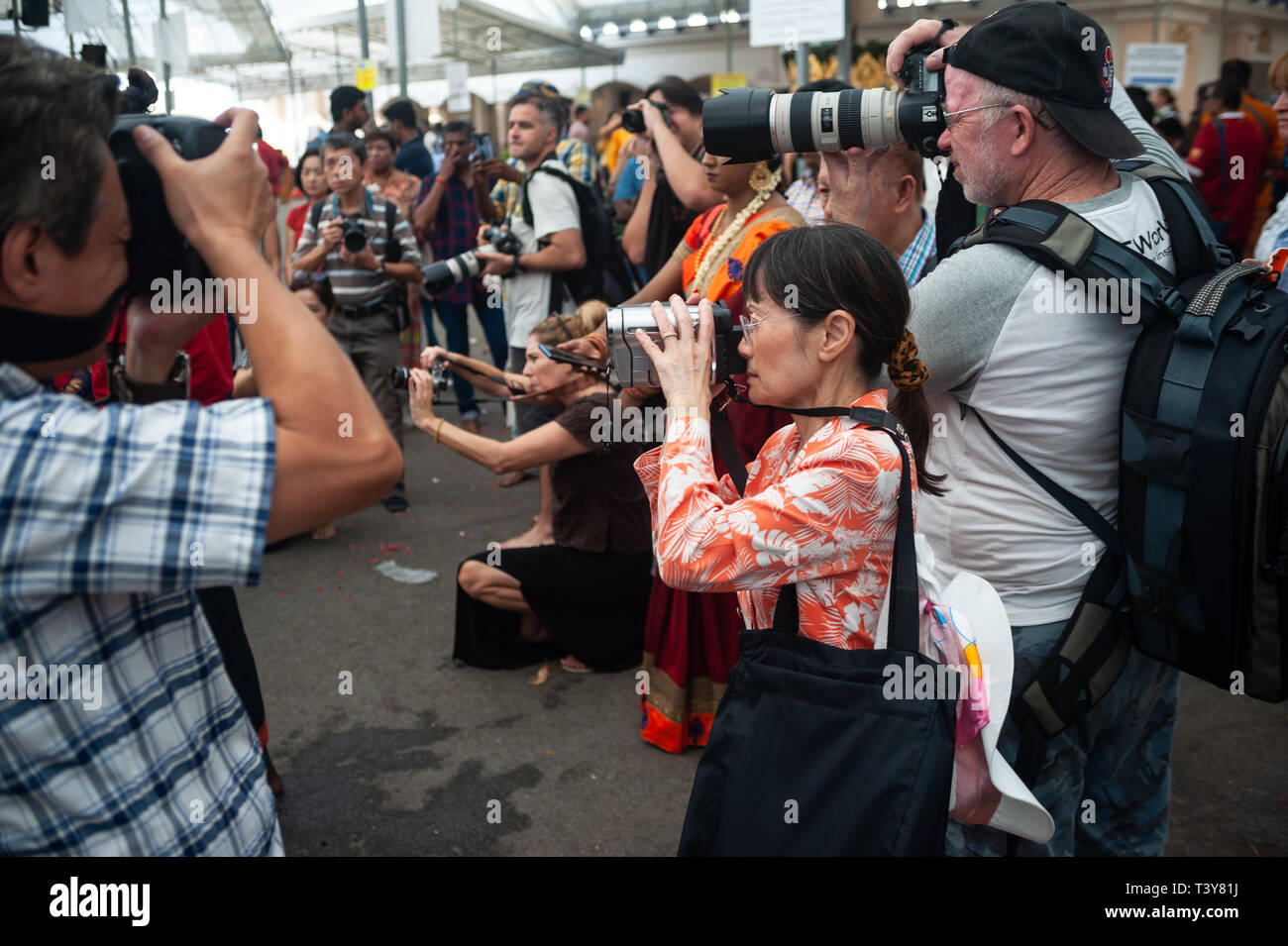 21.01.2019, Singapore, Repubblica di Singapore, in Asia - I turisti sono di filmare e fotografare i preparativi per il festival di Thaipusam. Foto Stock