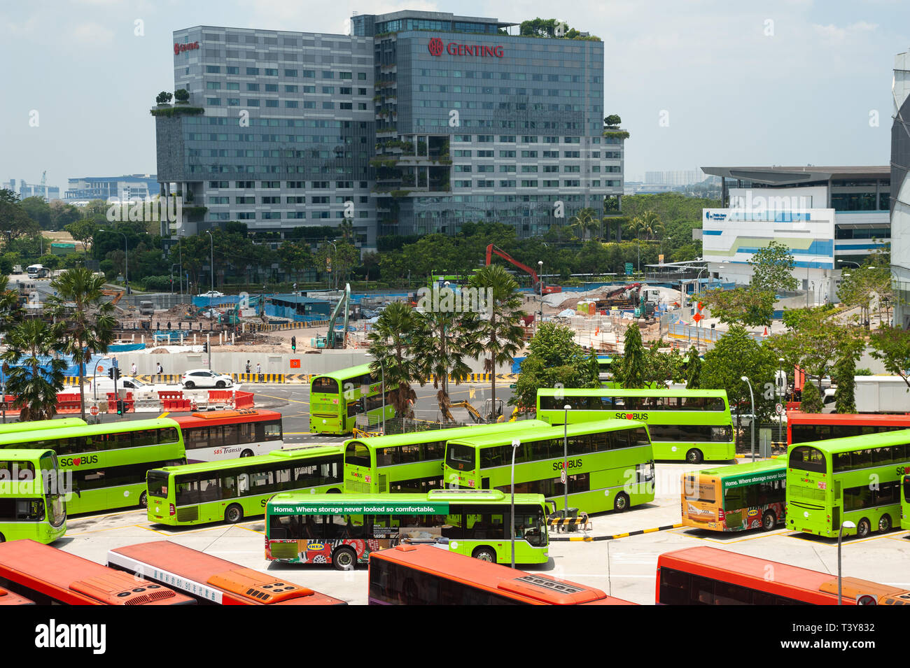 19.03.2019, Singapore, Repubblica di Singapore, in Asia - una vista in elevazione del city bus presso il bus interchange in Jurong est con il Genting Hotel. Foto Stock