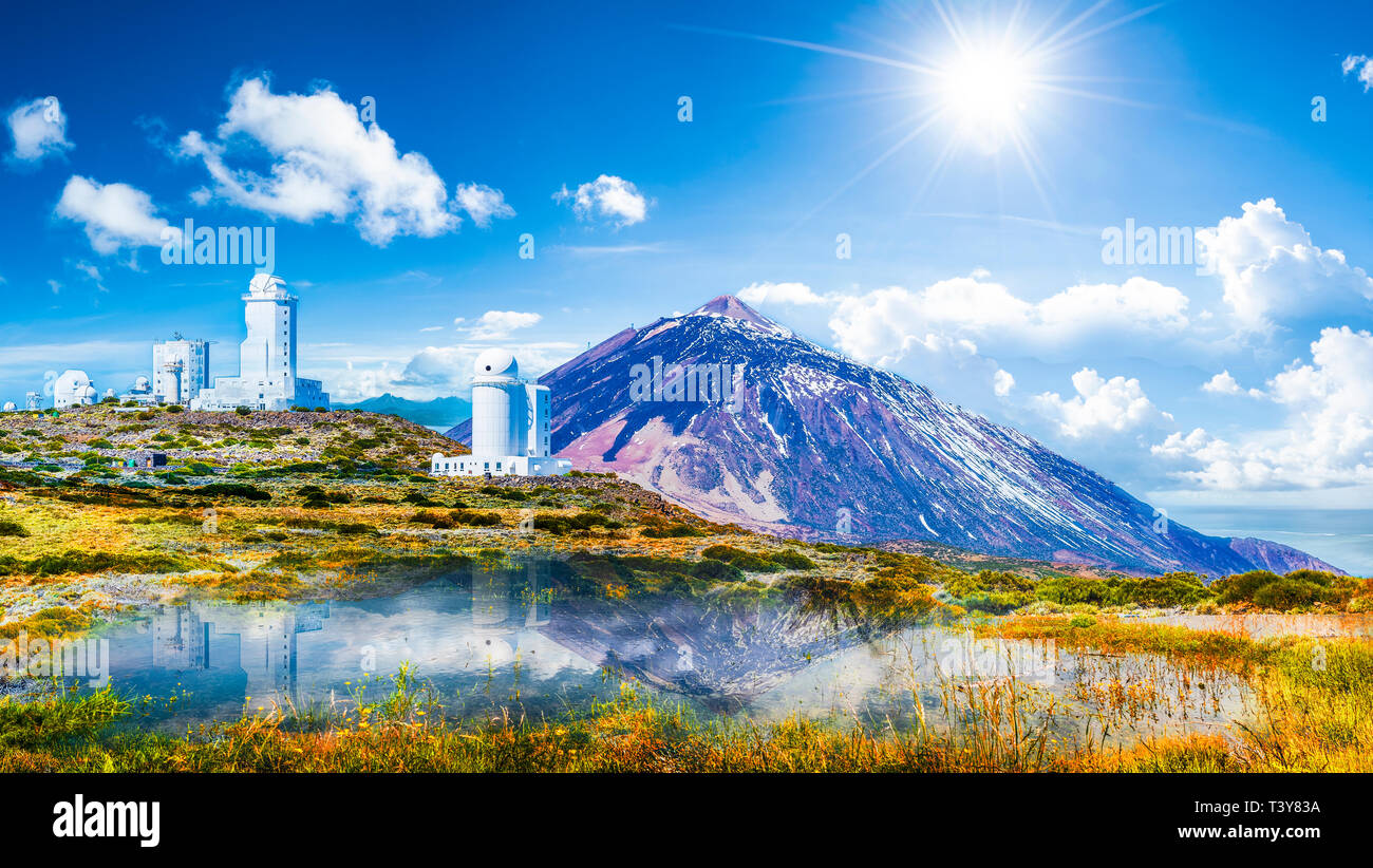 Telescopi dell'Izana osservatorio astronomico sul parco Teide e Vulcano Teide, Tenerife, Isole Canarie, Spagna Foto Stock