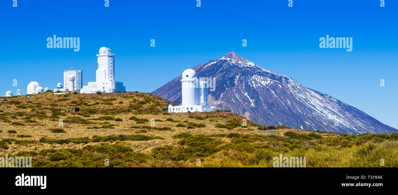 Telescopi dell'Izana osservatorio astronomico sul parco Teide e Vulcano Teide nella stagione invernale, Tenerife, Isole Canarie, Spagna Foto Stock