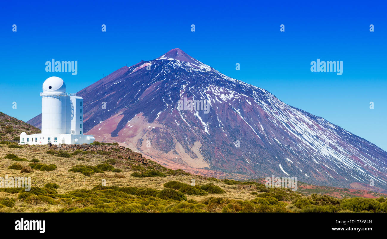 Telescopi dell'Izana osservatorio astronomico sul parco Teide e Vulcano Teide nella stagione invernale, Tenerife, Isole Canarie, Spagna Foto Stock