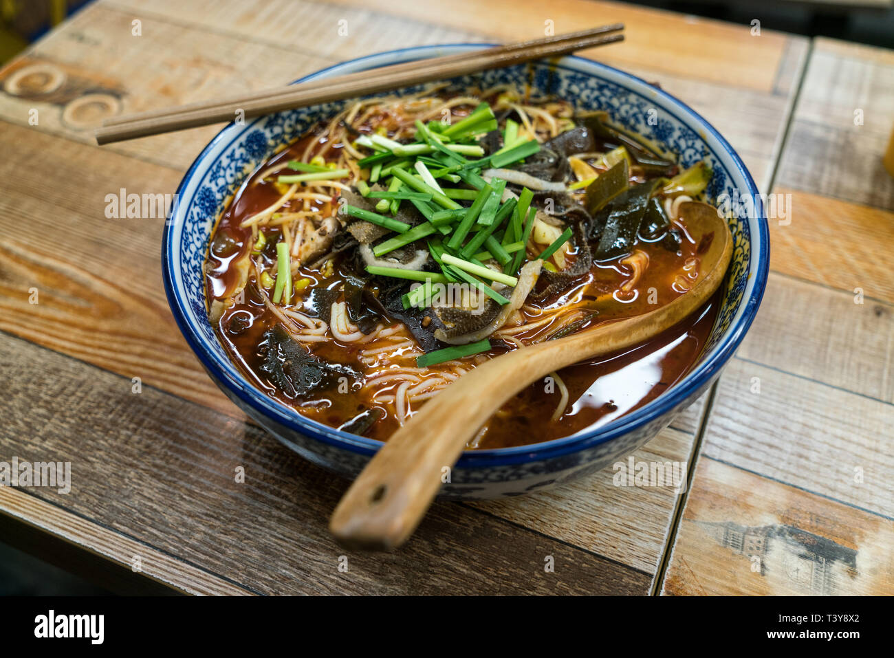 Reale di noodle cinesi in una ciotola. Girato a Chengdu, in Cina. Foto Stock