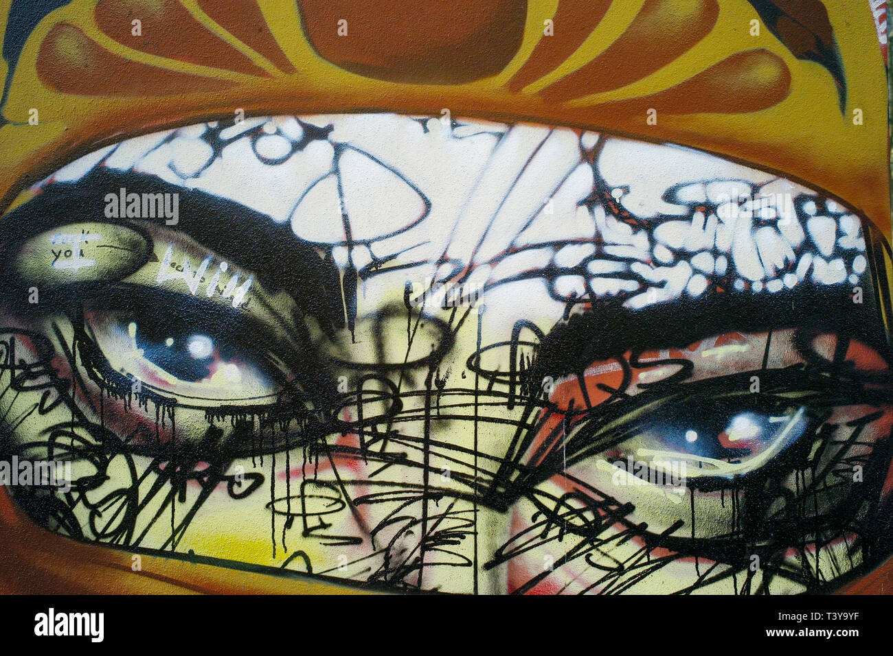 Le pareti sono guardando a voi, pittura murale, Kreuzberg di Berlino, Germania Foto Stock