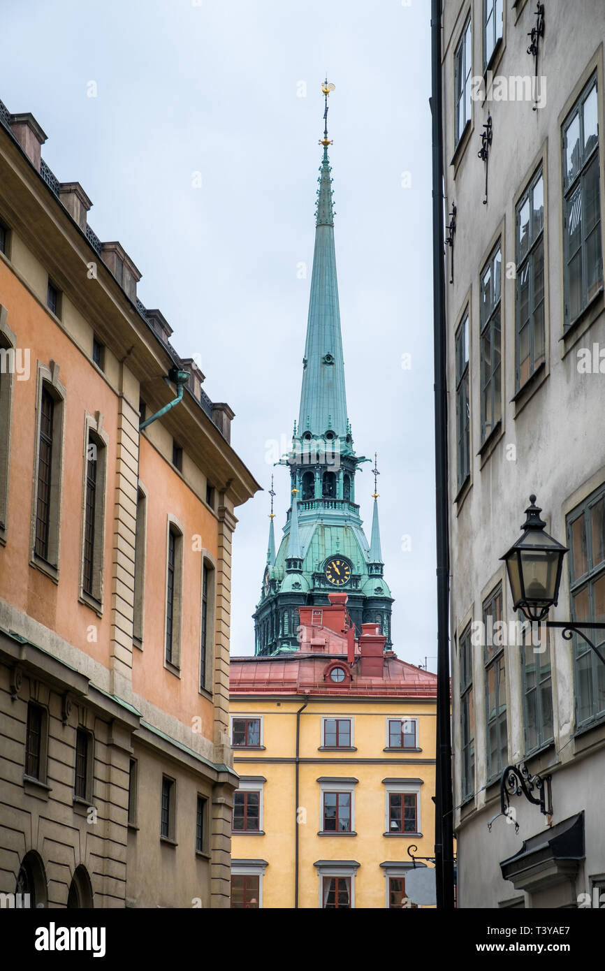 Stoccolma centro storico vicolo, Svezia. Gamlastan: Stoccolma città vecchia. Coloratissima strada stretta. Svezia Foto Stock