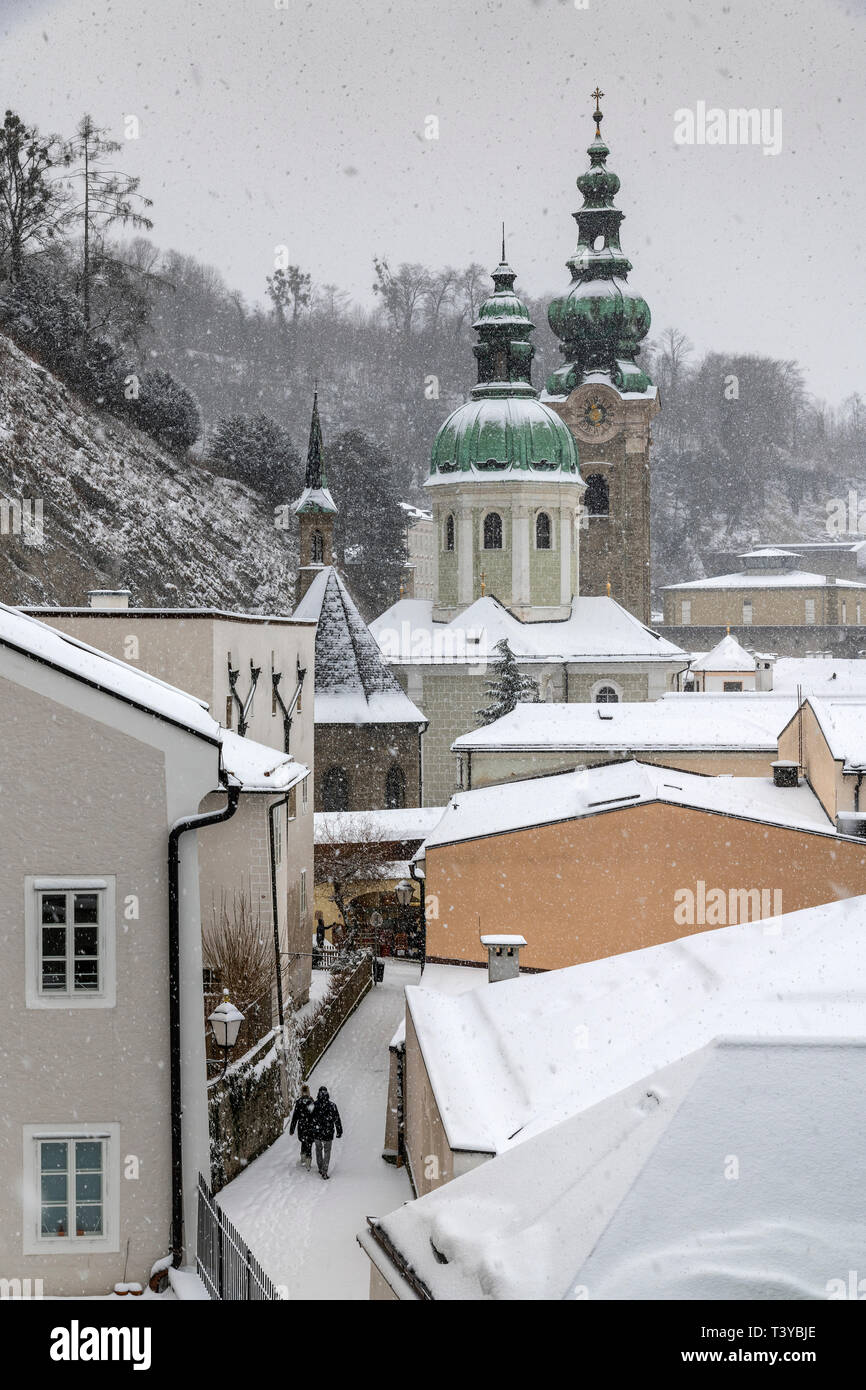 Città vecchia in un giorno di neve, Salisburgo, Austria Foto Stock
