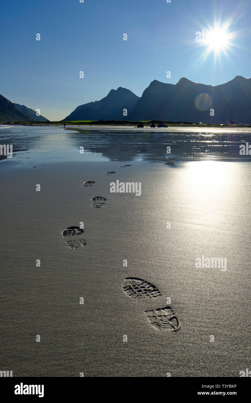 Scarpe da trekking turistiche sulla spiaggia di Skagsanden sull'isola di Flakstadøya Nelle isole Lofoten Nordland Norvegia - lasciare solo impronte Foto Stock