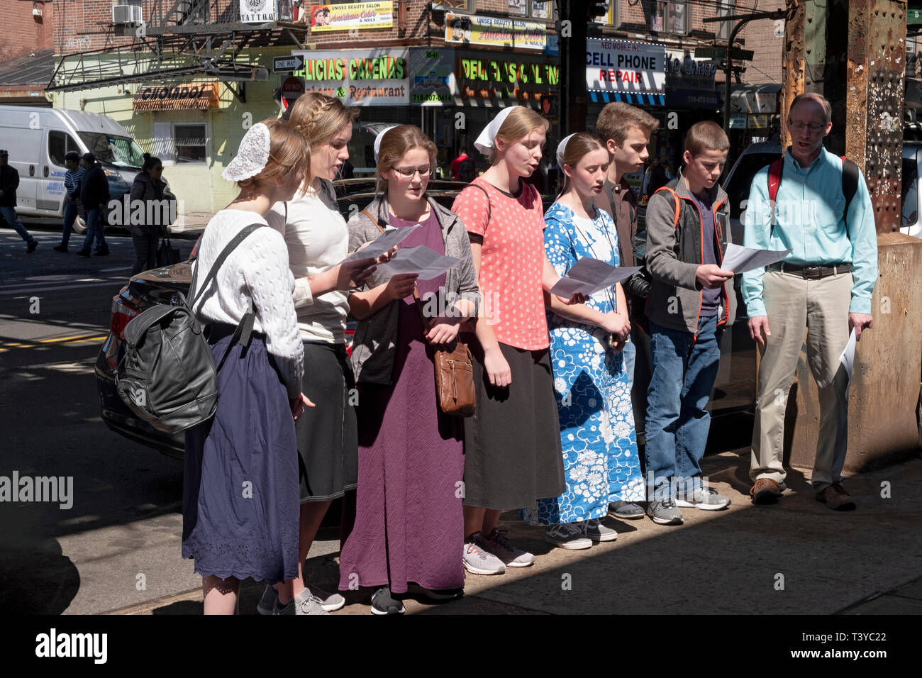 Mennonita adolescenti missionari da Pa. cantando inni in spagnolo in Corona Queens cercando di raggiungere la schiacciante maggioranza di lingua spagnola residenti Foto Stock