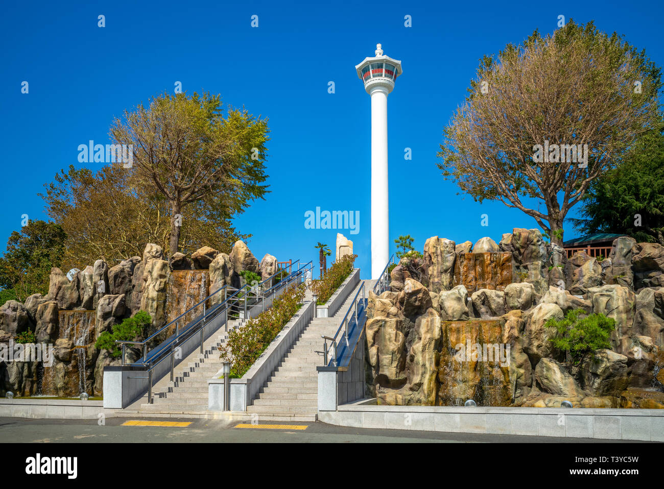 Parco yongdusan con bell pavilion e busan tower Foto Stock