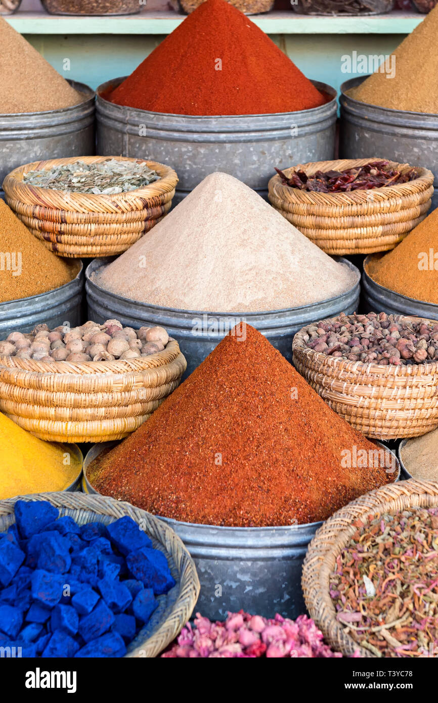 La disposizione del marocchino spezie, erbe, noci e la vernice in polvere Foto Stock