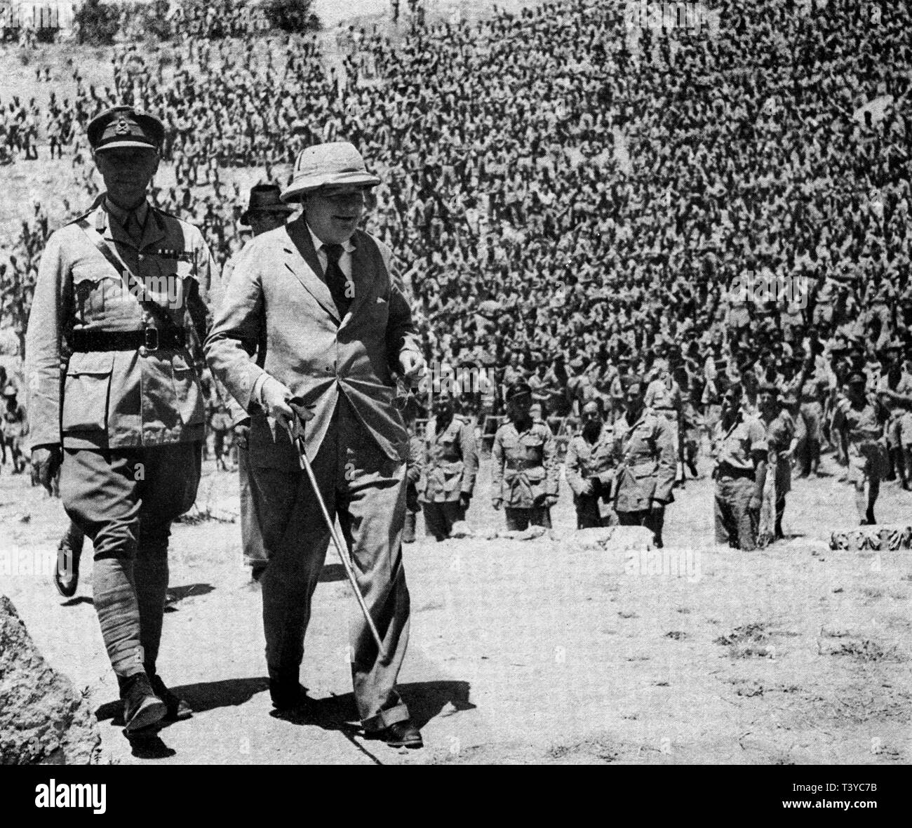 Winston Churchill presso il teatro romano di Cartagine con il generale  Anderson, Maggio 1943 Foto stock - Alamy