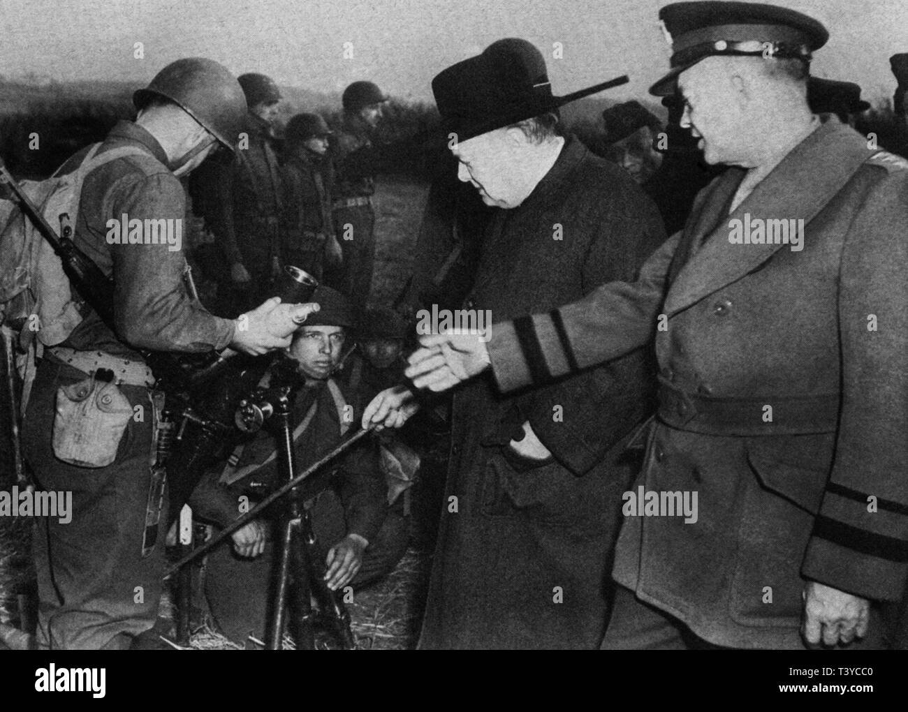 Winston Churchill e il generale Eisenhower ispezionano le truppe prima dell'invasione della Normandia. Maggio 1944 Foto Stock