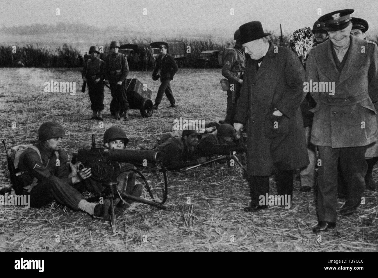 Winston Churchill e il generale Eisenhower ispezionano le truppe prima dell'invasione della Normandia. Maggio 1944 Foto Stock