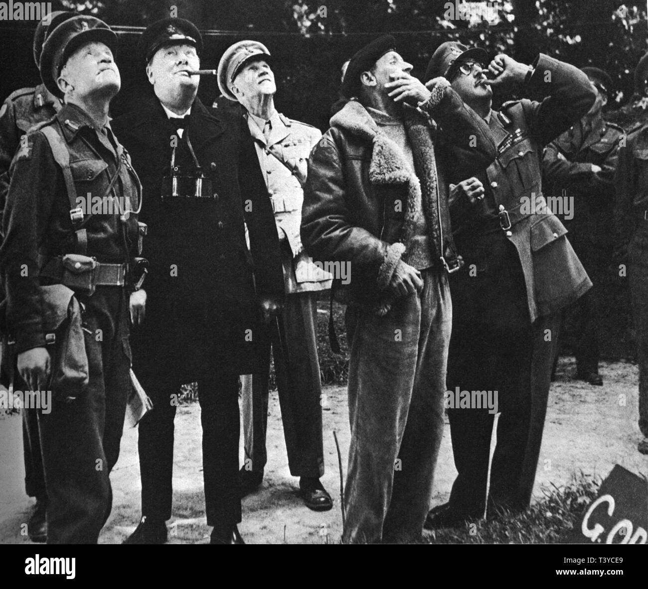 Winston Churchill in Normandia dopo D Day con il generale o'Connor, Field Marshal Smuts, Montgomery e il generale Brooke. Luglio 1944 Foto Stock
