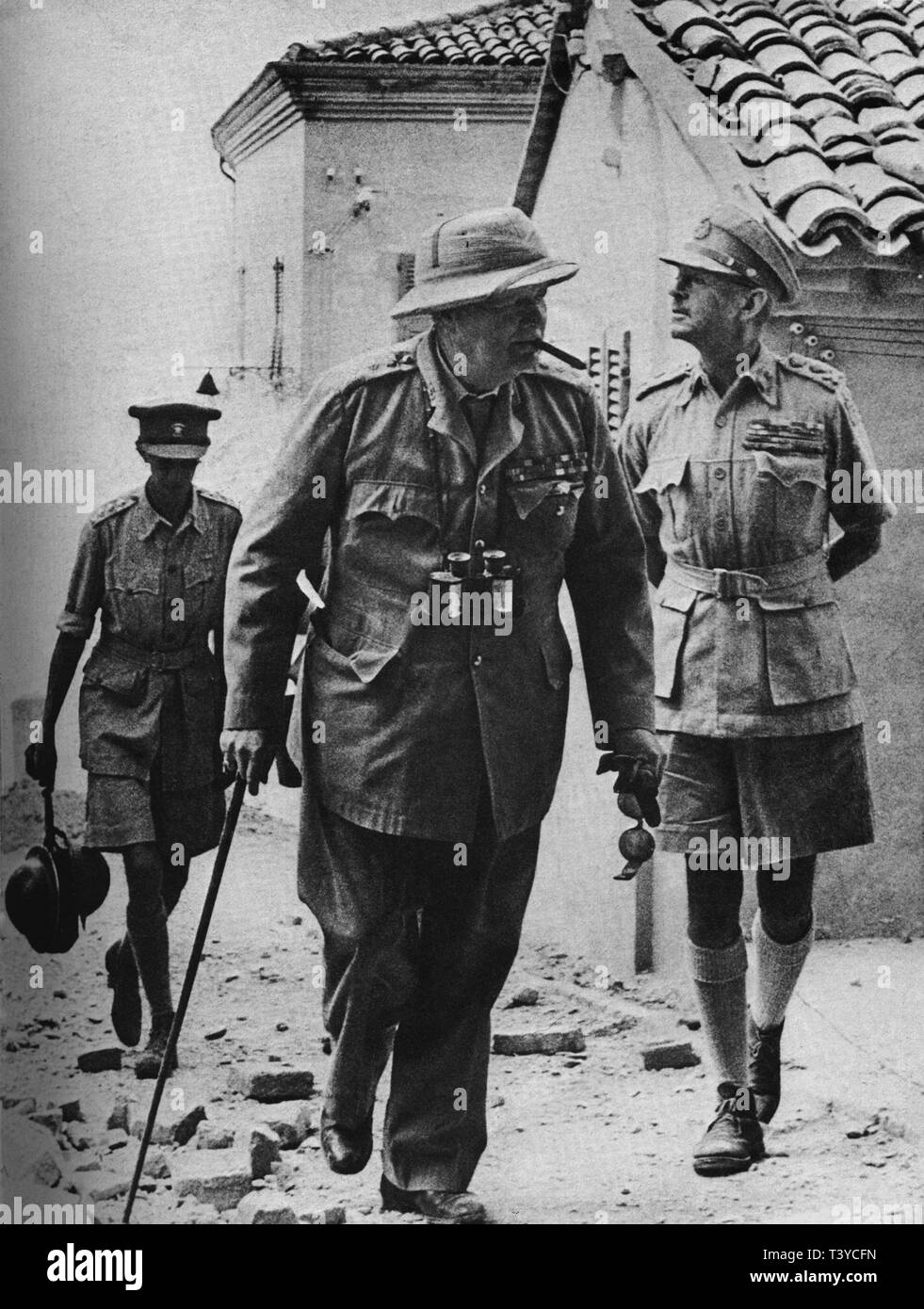 Winston Churchill con il generale Alexander davanti durante la campagna italiana nei pressi di Monte maggiore. 26 agosto 1944 Foto Stock