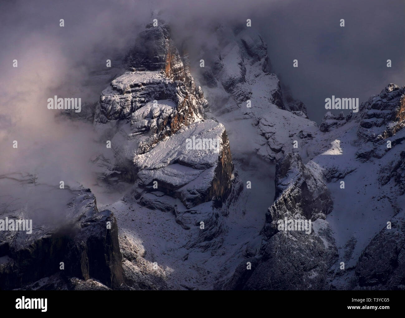 La maestosità del monte Antelao, il picco più alto della regione del Cadore, come si è visto al tramonto dai campi circostanti la città di Cortina d'Ampezzo, d Foto Stock