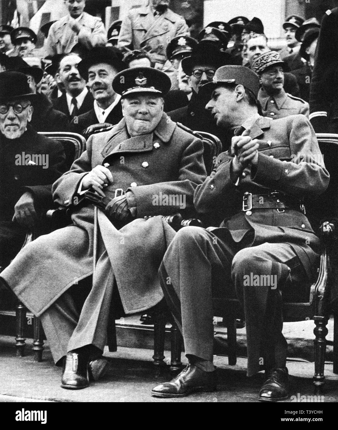 Winston Churchill con il generale de Gaulle al giorno dell'armistizio sfilata a Parigi, 24 agosto 1944 Foto Stock