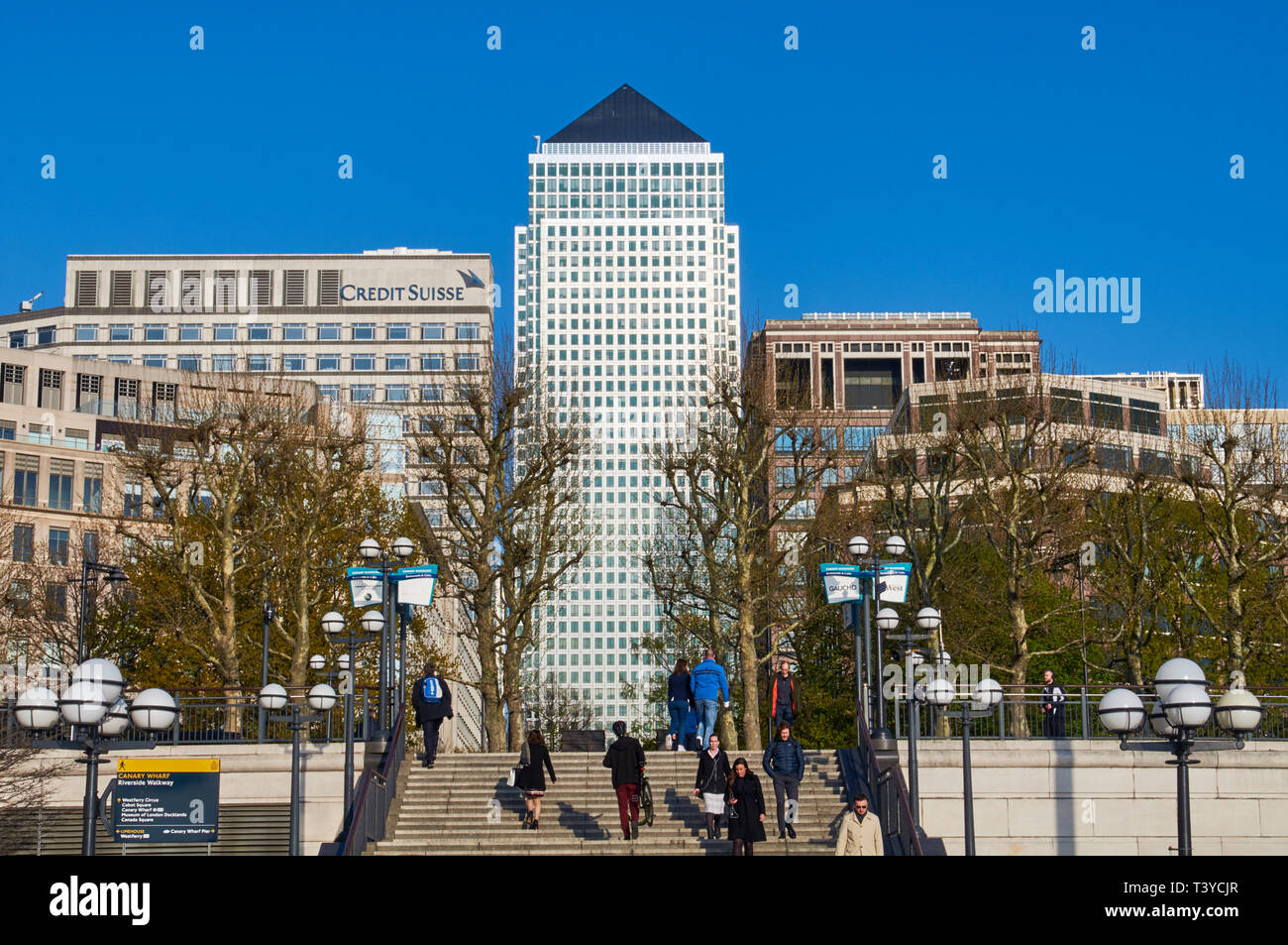Ingresso al Canary Wharf business district da Riverside marciapiede, Docklands di Londra, Regno Unito. Foto Stock