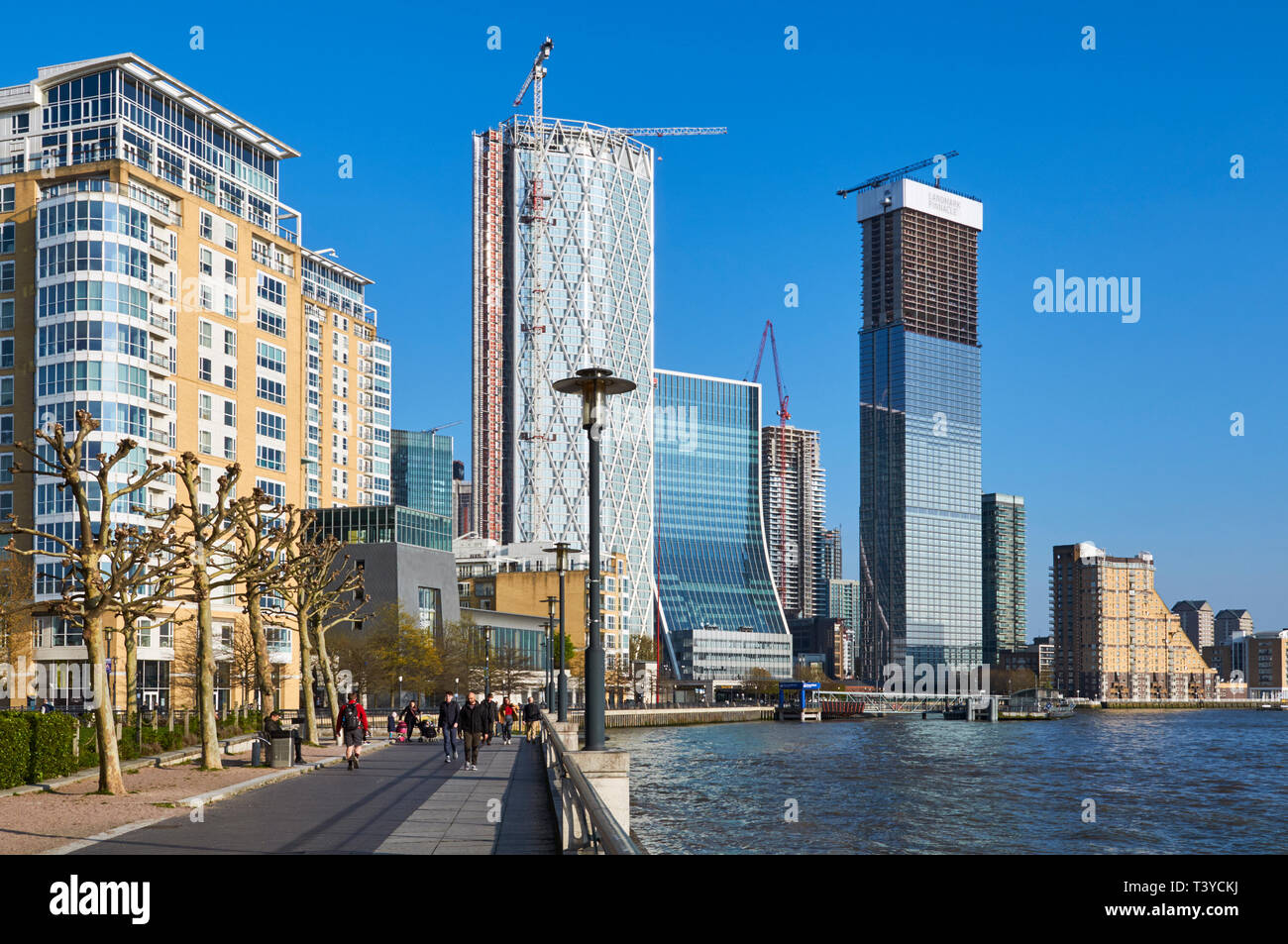 Nuovo ufficio e edifici di appartamenti in costruzione lungo il fiume Tamigi a Canary Wharf, East London REGNO UNITO Foto Stock
