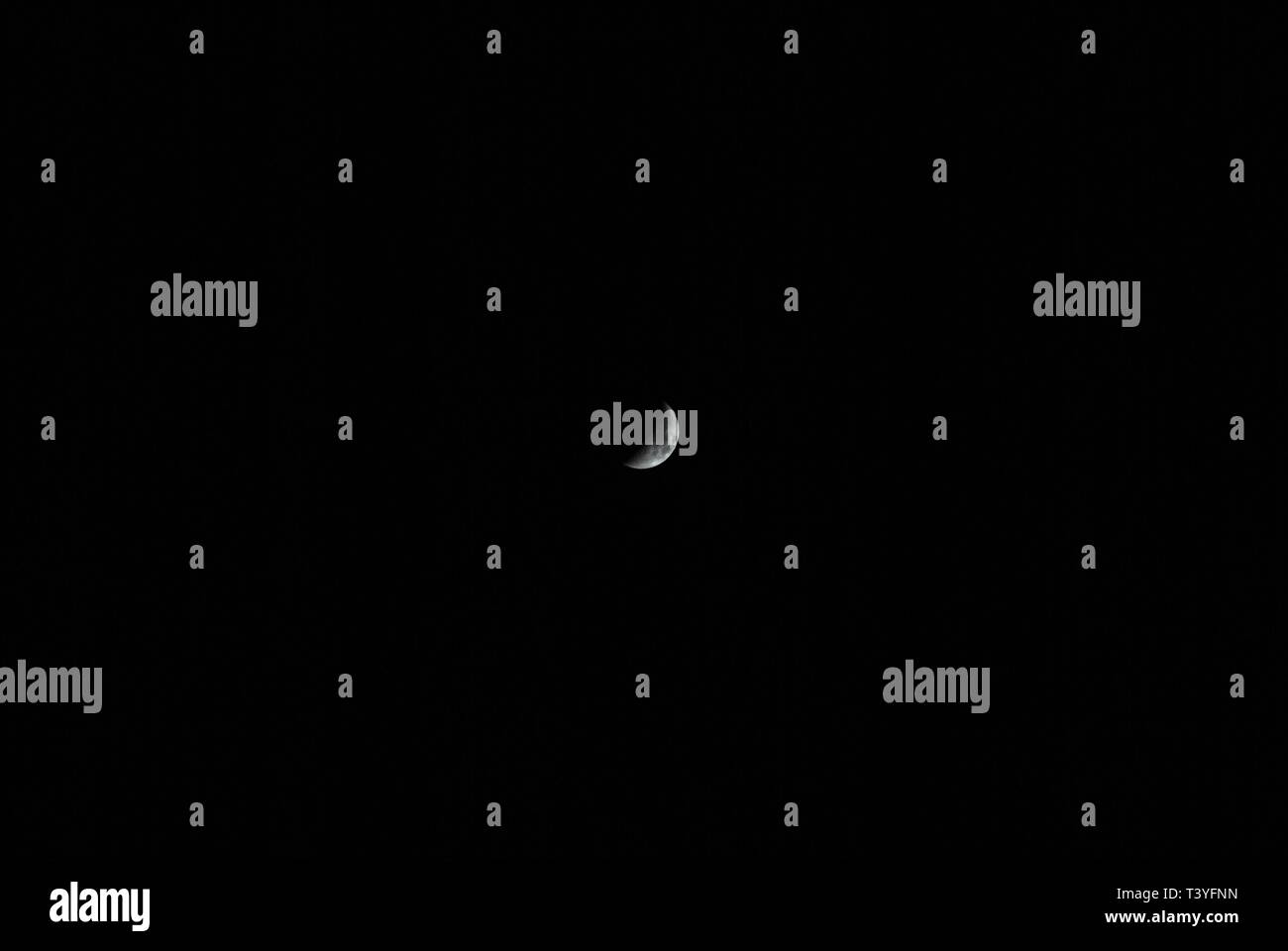 Waxing Crescent su sfondo nero Foto Stock
