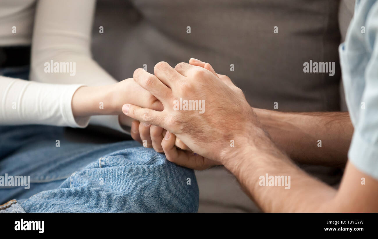Close up matura in amore Holding Hands, che mostra il supporto, stare insieme Foto Stock