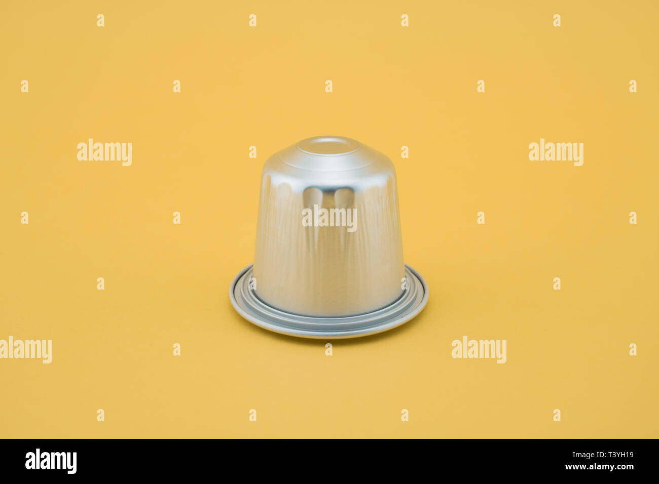 Capsula di caffè espresso o caffè pod su sfondo giallo. Isolato. Foto Stock