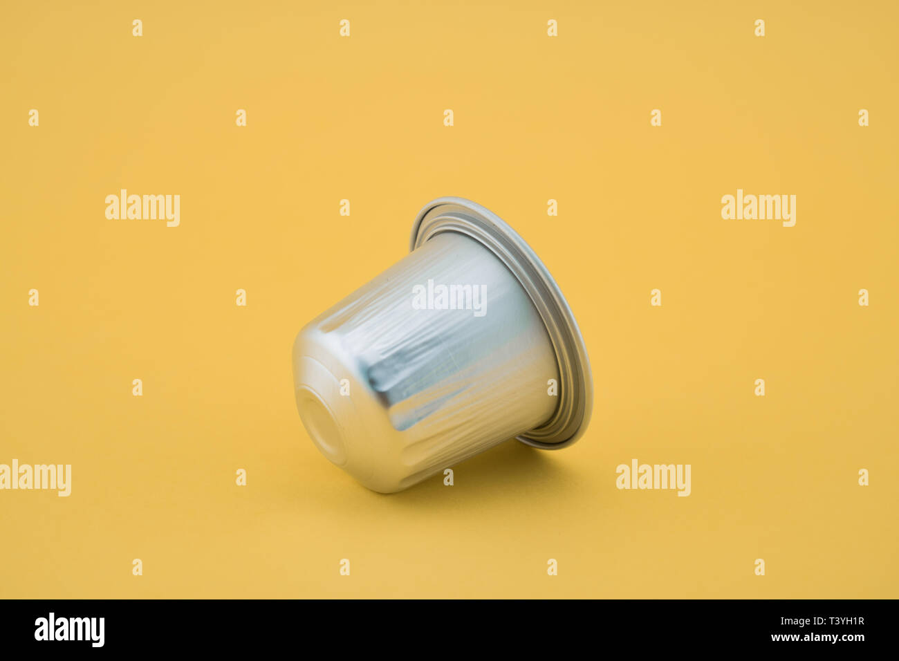 Capsula di caffè espresso o caffè pod su sfondo giallo. Isolato. Foto Stock