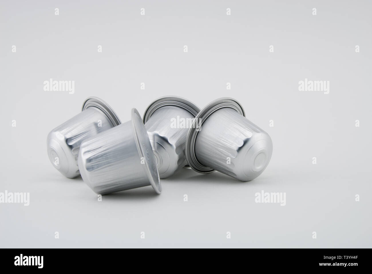 Caffè Espresso capsule o cialde di caffè su sfondo bianco. La macchina per il caffè. Foto Stock