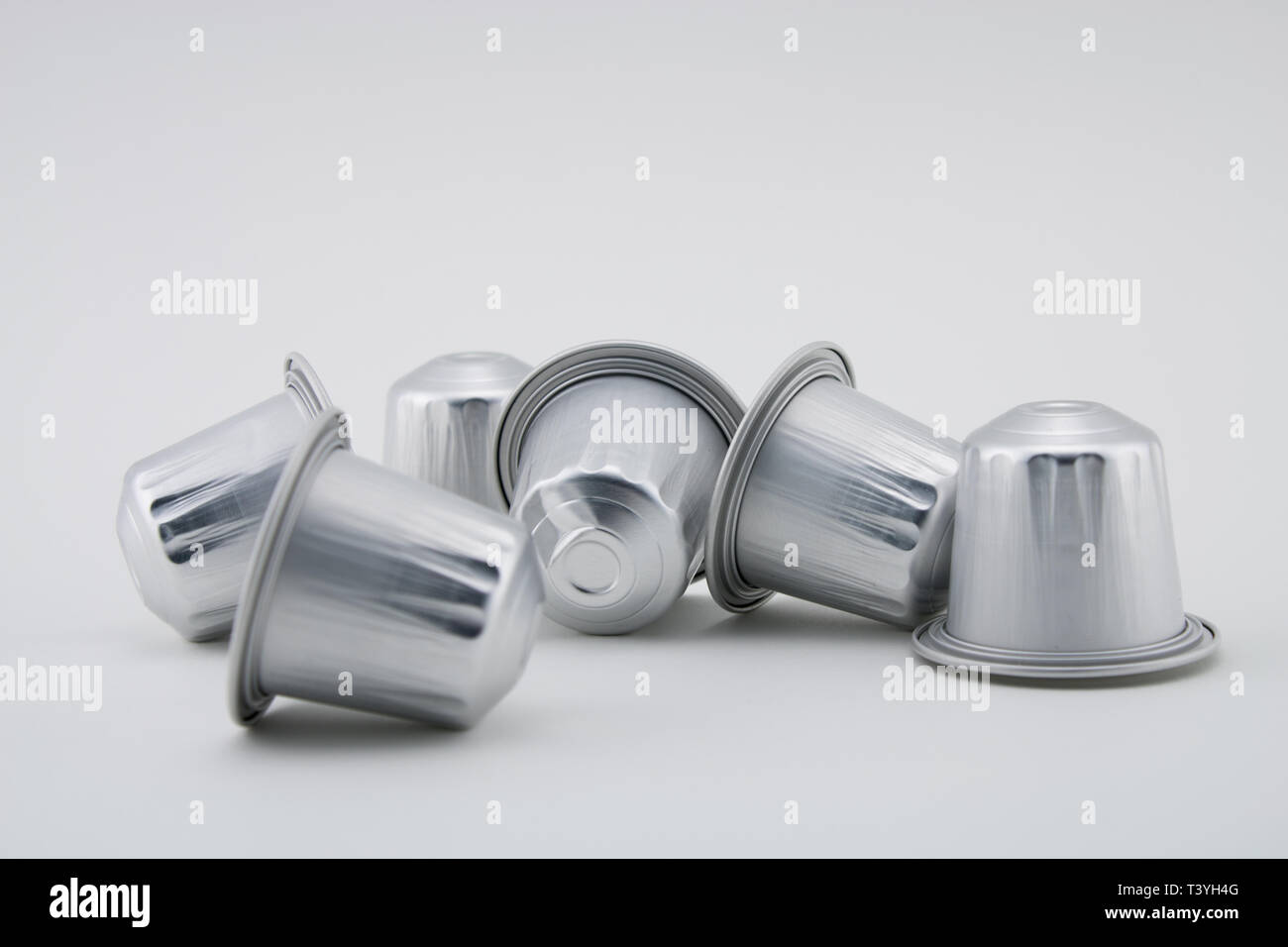 Caffè Espresso capsule o cialde di caffè su sfondo bianco. La macchina per il caffè. Foto Stock