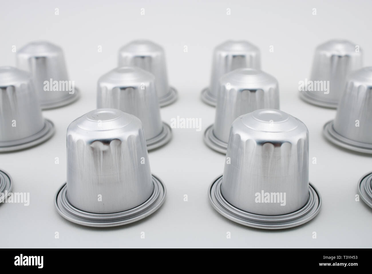 Caffè Espresso capsule o cialde di caffè su sfondo bianco. La macchina per il caffè. Foto Stock