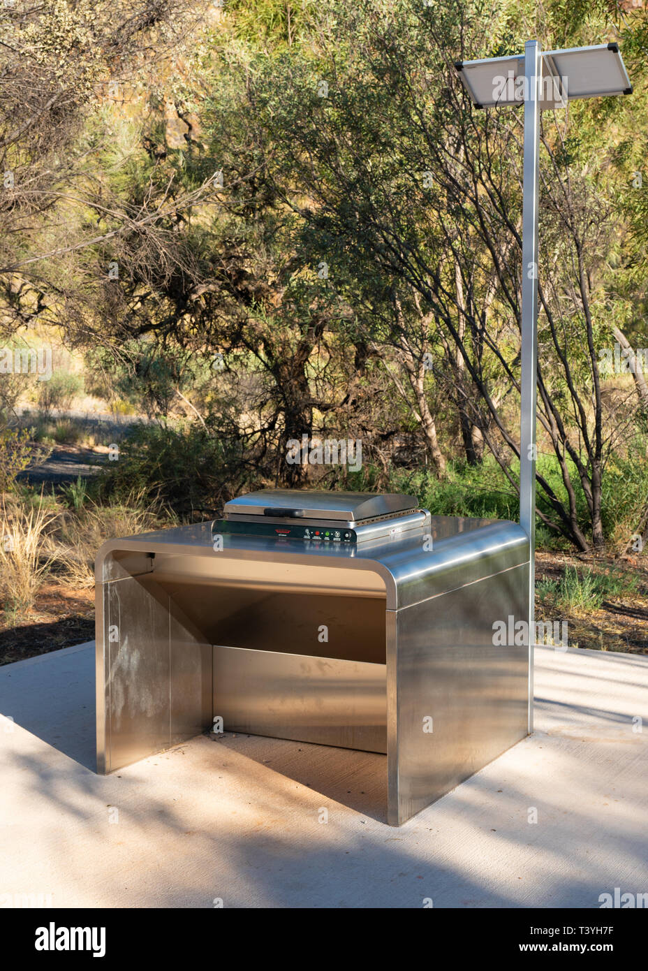 Free public solar electric barbecue al West MacDonnell Ranges in NT outback Australia Foto Stock