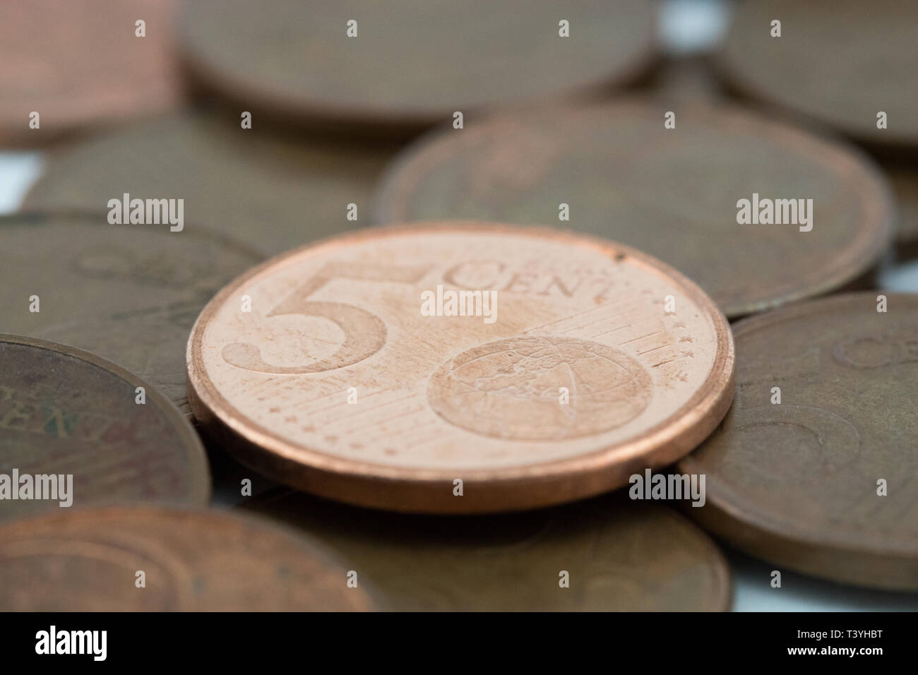Cinque euro cent supportato su più di monete di bronzo. Foto Stock