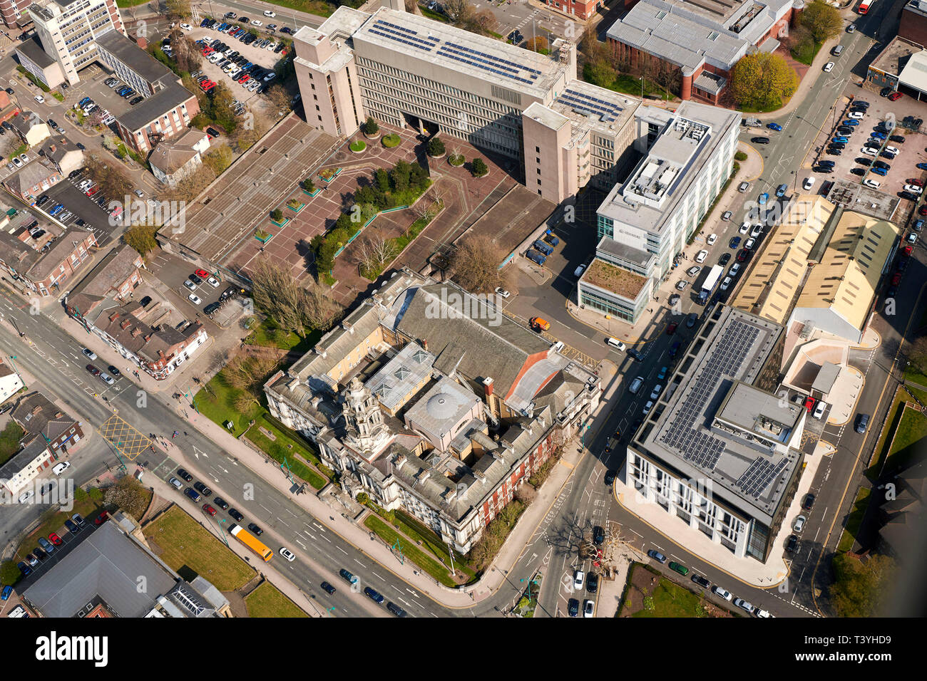 Una veduta aerea di Stockport area civica, il municipio e i tribunali, North West England, Regno Unito Foto Stock