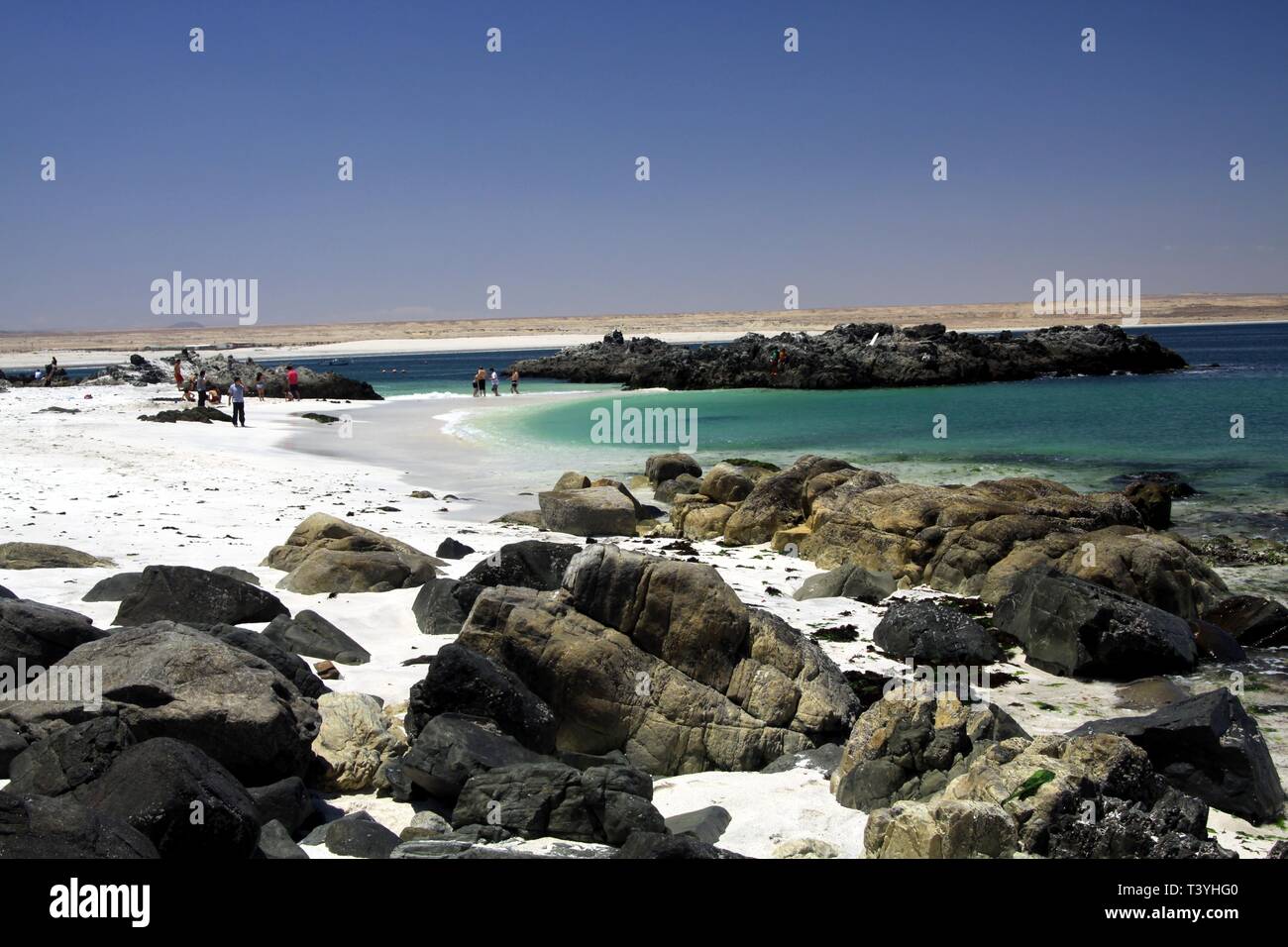 Vista sul turchese naturale piscina circondata da rocce frastagliate con altostratus nubi all'orizzonte - Bahia Inglesa al Pacific Coast del deserto di Atacama, L Foto Stock