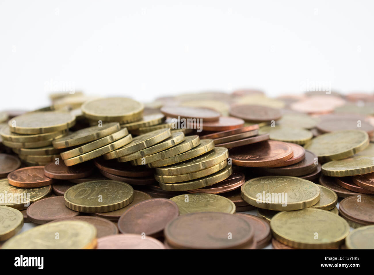 Molti centesimi di euro monete su sfondo bianco. Risparmio. Foto Stock