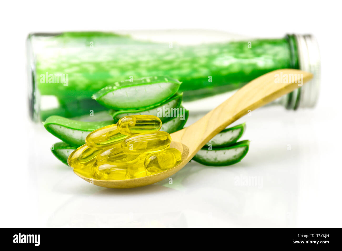 Olio di vitamina E capsule e fette di Aloe Vera su sfondo bianco. Foto Stock