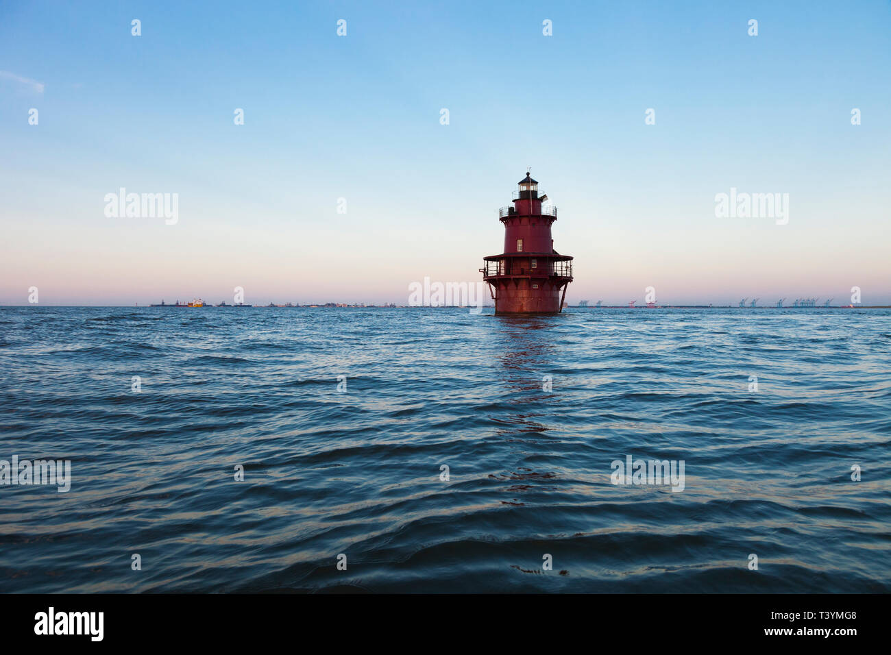 Faro in oceano Foto Stock