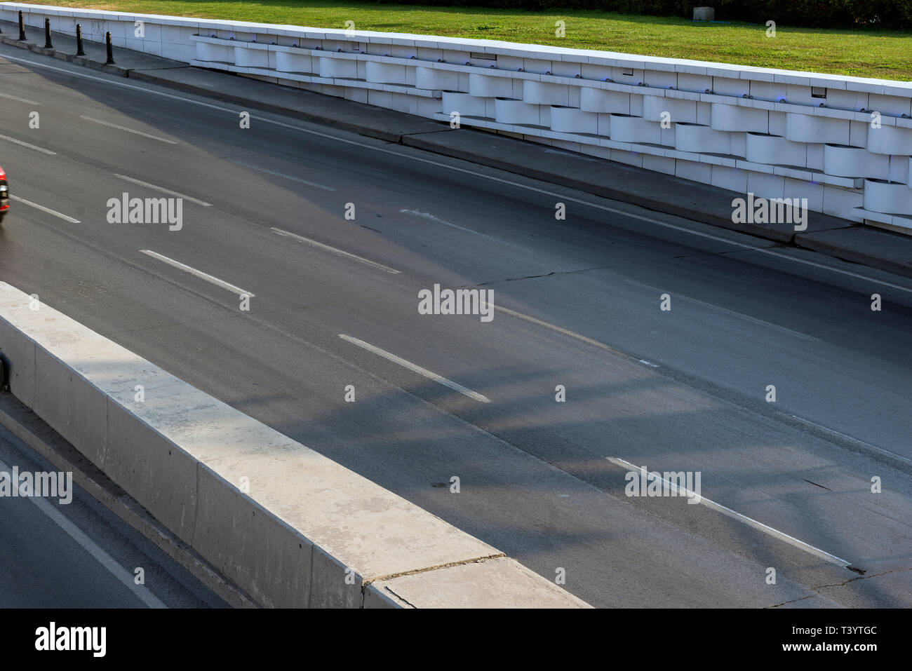 Vista superiore della strada vuota con 4 corsie. Foto Stock